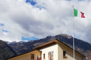 Il tricolore sventola sul pennone più alto di Soverzene: «Le istituzioni ci sono»