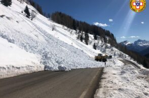 Valanga sulla strada. Il Soccorso Alpino dà una mano a sgomberare