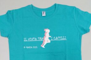 “Il vento tra i capelli”: la pedonata non si corre, ma le magliette restano in vendita