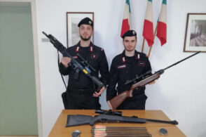 Lite tra vicini: i carabinieri trovano in casa un piccolo arsenale