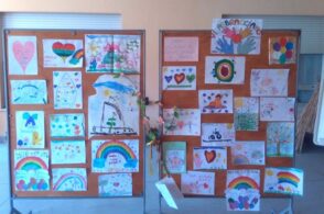 I disegni dei bambini colorano la casa di riposo di Puos: «Forza nonni»