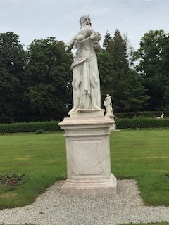 Due delle statue presenti nel parco del N