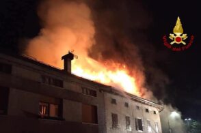 Le fiamme avvolgono il tetto di un’abitazione a Ospitale: nessun ferito