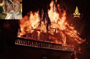 Le fiamme avvolgono la villa della serie “The new Pope”: salvi i sei residenti