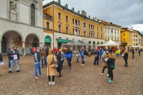 «Dove sei, Stato?». I commercianti scendono in piazza e chiedono di riaprire