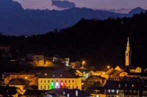 Il municipio di Puos si tinge di tricolore: &laquo;Segno di unit&agrave; in un momento difficile&raquo;