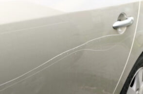 Vandali in azione nella notte: auto rigate in pieno centro a Feltre