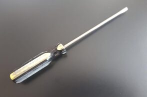 Auto sfregiate in via Mezzaterra, la responsabile è una donna di 61 anni