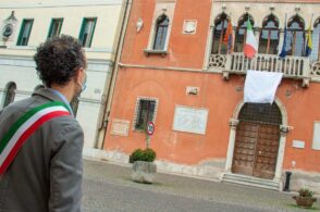 Lenzuolo bianco e silenzio: il Comune di Belluno ricorda la strage di Capaci