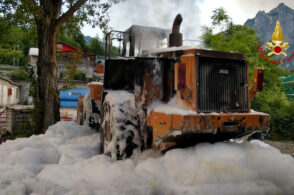 Scoppia un incendio nella cava: una ruspa avvolta dalle fiamme