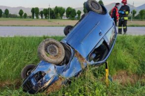 Perde il controllo del mezzo ed esce di strada: auto capovolta a Meano