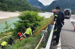 Con la moto oltre il guardrail: 41enne finisce nella scarpata