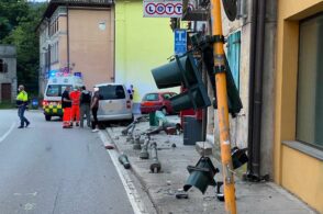 Fragoroso botto a Ponte nelle Alpi: un’auto trancia semaforo e paletti
