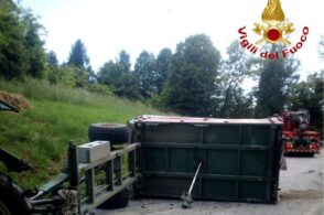 Si ribalta il mezzo agricolo carico di legna: intervengono i Vigili del fuoco