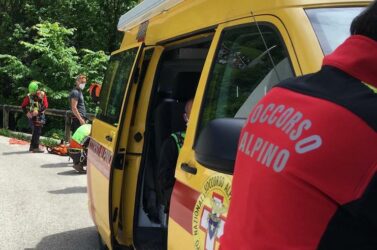 Bloccata sul sentiero per il Coldai: escursionista recuperata dal Soccorso alpino