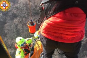 Risale la Ferrata degli Alleghesi ma si infortuna al braccio: interviene il Suem