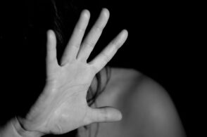 Violenze, insulti e minacce: figlio orco maltratta la madre