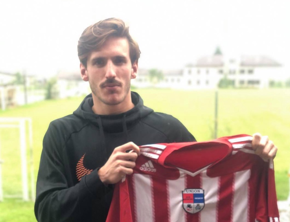 Agostino Marcolin in posa con la sua nuova maglia