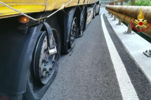 Autoarticolato bloccato in curva: traffico fermo e lunghe code