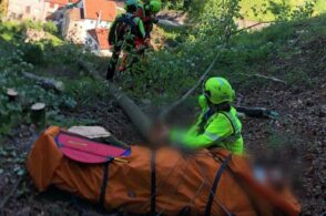 Boscaiolo pontalpino scivola in un dirupo: recuperato dall’elisoccorso