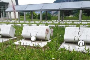 «Spariti fiori e foto dei miei cari dal cimitero del Vajont: ora basta»