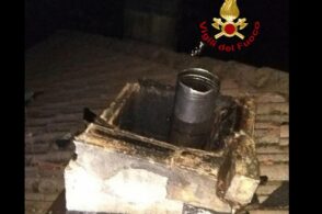 Fulmine si abbatte su un’abitazione: intervengono i pompieri