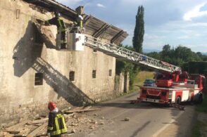 Crolli da una vecchia casa: chiusa la strada tra Belluno e Limana