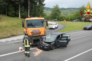 Una macchina si scontra con l’autocarro dell’Anas: ferito il conducente