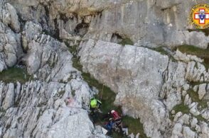Incidenti in montagna: precipita un alpinista e muore un centauro sul Giau