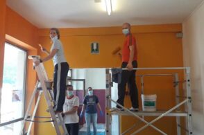 I genitori tinteggiano la scuola Nievo con i colori dell’autunno