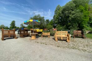 Tavolini e panchine da materiali di recupero: Nevegallika arreda il Colle