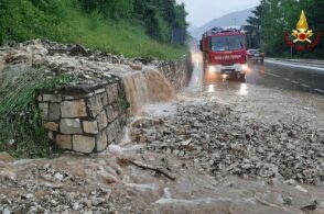 Smottamento a Fener: sassi e pietrisco invadono la strada