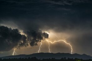 Vento forte e grandine, il maltempo continua a far danni