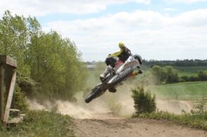 Tedesco si ribalta con la moto da cross: interviene l’elicottero del Suem