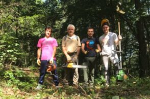 Giovani volenterosi ripuliscono il sentiero: recuperata la via Cirvoi-Ronce