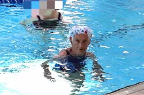Acquagym in piscina a 90 anni: l’esempio della signora Carla
