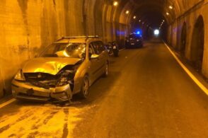 Moto contromano in galleria: impatto con un’auto, due feriti
