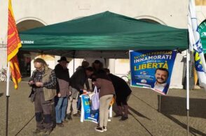 Lega in piazza anche di domenica. Raccolte firme contro le auto elettriche