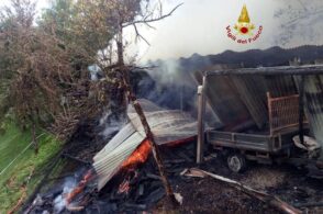 Rimessa agricola e un trattore in fiamme: intervengono i Vigili del fuoco