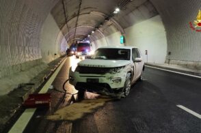 Suv sbanda e finisce addosso alle pareti del tunnel: brutto incidente in A27