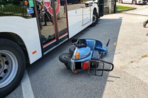 A terra con la Vespa dopo aver urtato un autobus: paura per il conducente