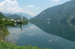 Scivola lungo il sentiero del lago del Corlo: paura per una 55enne