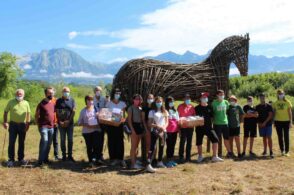 I giovani e la Land Art: un maestoso cavallo spicca nell’oasi naturalistica