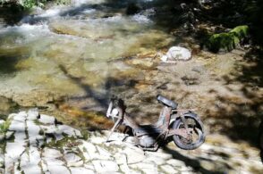 Un torrente di rifiuti: dall’Ardo spunta perfino un vecchio motorino