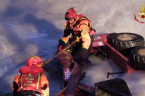 Cade nel Boite una pala gommata: il recupero dura tre ore