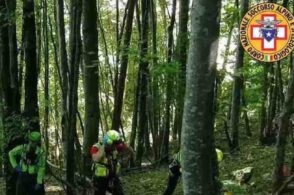 Disperso nei boschi in mezzo alla tormenta: anziano salvato