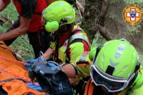 Malore sotto gli occhi della figlia: lo soccorre un medico-passante