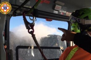 Bivaccano in parete, ma la pioggia li blocca: salvati due alpinisti
