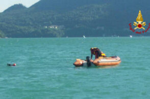 Ventiseienne si tuffa nel lago di Santa Croce: muore annegato