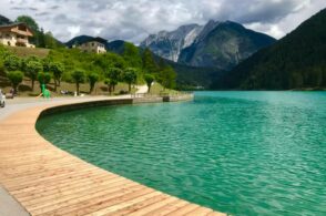 Spiaggia sul lago verde con vista Dolomiti: inaugurato il nuovo look di Auronzo